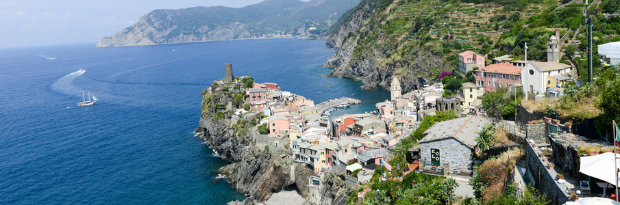 多彩的村庄 Vernazza 和海洋海岸美丽的景色