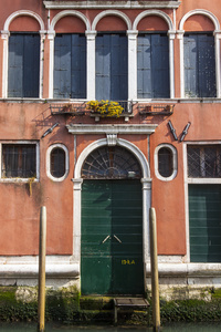 威尼斯，意大利2015 年 5 月 3 日。典型的古代房子的正面的片段