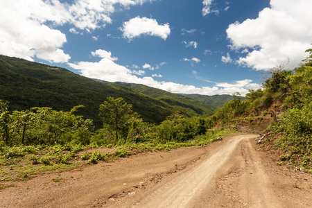 在缅甸的泥泞道路