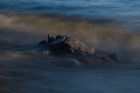 海浪冲击线冲击凿岩在沙滩上