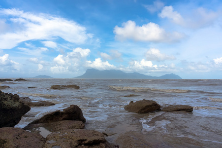 岛上的岩石海岸