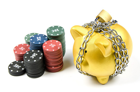 堆栈的扑克芯片和锁定黄金储钱罐