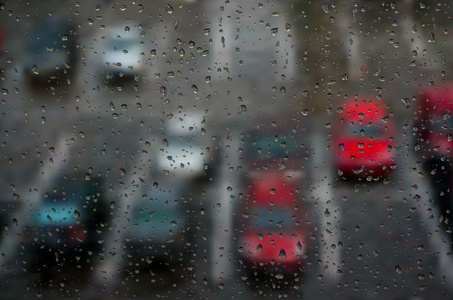 在窗口上的雨滴