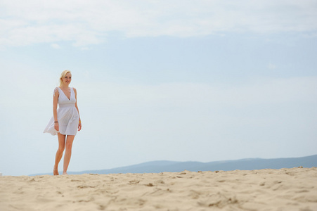 在海滩穿白色连衣裙的女人