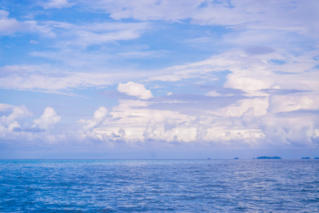 夏天风景的海和水的天空