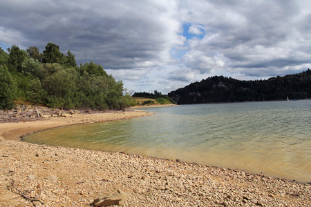 在波兰南部湖 Czorsztyn