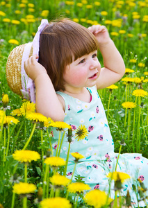 快乐的女孩，与花的草地上的那顶草帽