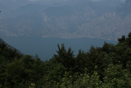 在 Limone 上的全景视图。加尔达湖，意大利