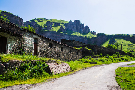 石建筑 道路和岩石上背景，亚美尼亚 Goris