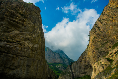 对明亮的蓝天白云，山青水秀的夏天。高加索地区。.俄罗斯