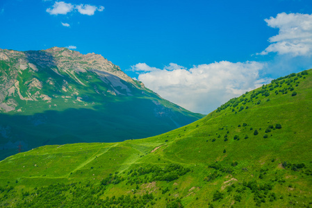 天空衬托山的夏天。高加索地区。.俄罗斯