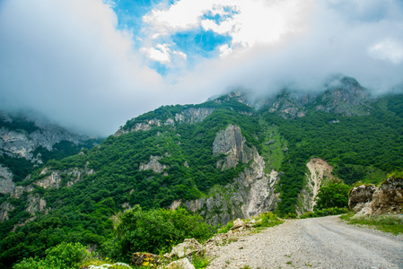 山云在多云的天气。Road.Landscape.高加索地区。.俄罗斯