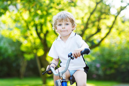 学龄前孩子小孩骑的自行车在夏天