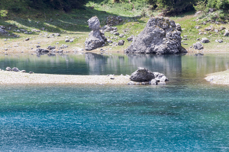 蓝色的湖山景观