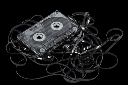 老式的音频磁带卡带，用黑色，隔绝的特写