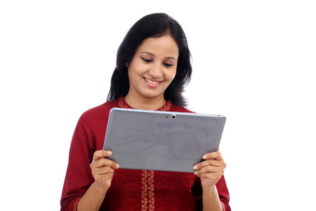 微笑美丽的年轻女子，与平板电脑