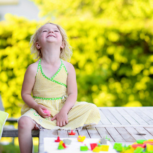 学龄前儿童在幼儿园在户外玩的女孩