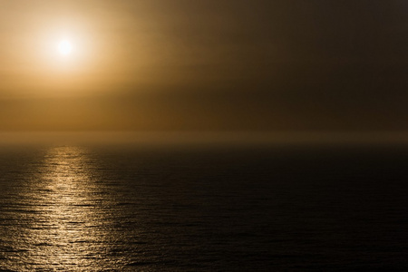 太阳落下了大西洋的薄雾图片