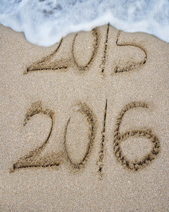 新的一年 2016年取代 2015年在沙滩上