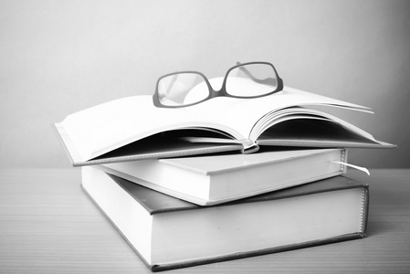 群的书和眼镜黑色和白色的颜色色调风格