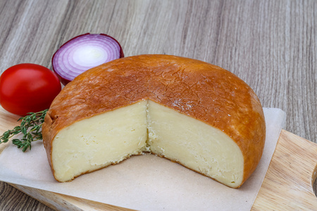 传统的 Suluguni 奶酪