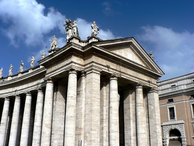 意大利梵蒂冈罗马有柱子和雕像的建筑
