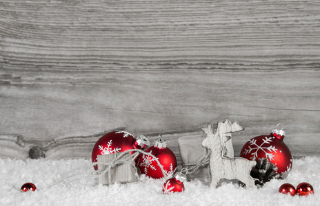 灰色木制背景，白色和红色古典圣诞节