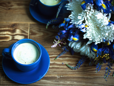 咖啡与牛奶和花
