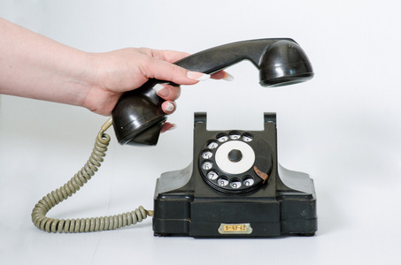 旧的黑色的老式电话分离
