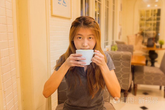 亚洲美女在咖啡馆里喝咖啡