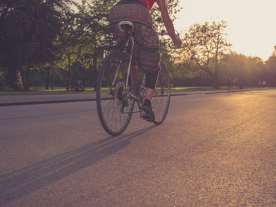 自行车在日落时的女人