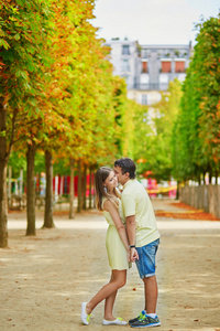 浪漫的约会夫妇在巴黎图片
