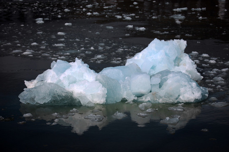 小冰山和浮冰在斯瓦尔巴群岛，挪威