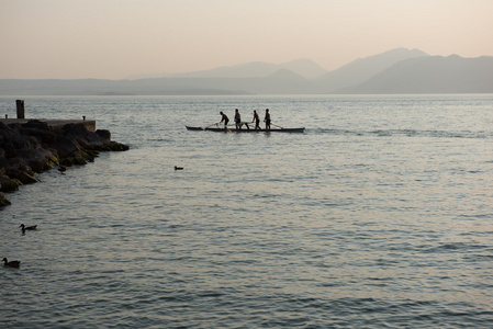 四个划艇运动员划船站着
