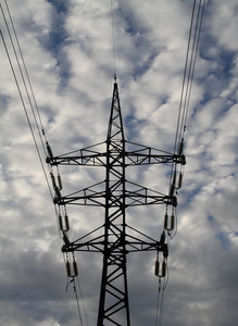 斜拉桥索塔的高电压电源线图片