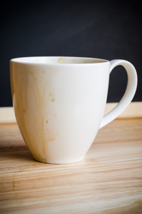 咖啡杯上的污渍用 woodden 表
