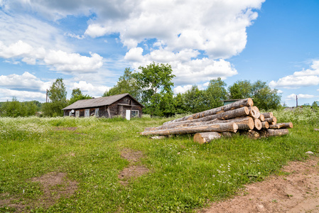 在俄罗斯乡村的老木房子