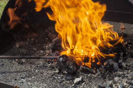 火。 燃烧或燃烧，其中物质与空气中的氧气化学结合，通常发出明亮的光热和烟雾