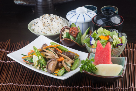 日本料理。煎的混合蔬菜的背景