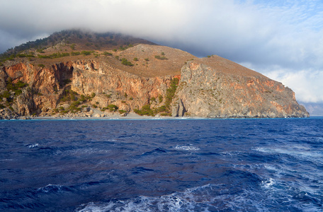 在岛上的海海岸山腰