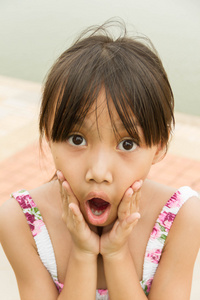 小的亚洲女孩惊人的东西