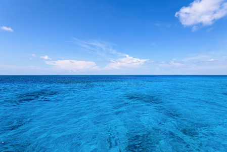 斯米兰岛上的蓝色大海和天空