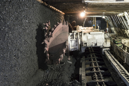 煤矿挖掘机面临煤壁图片