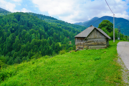 一个木房子里中央黑山