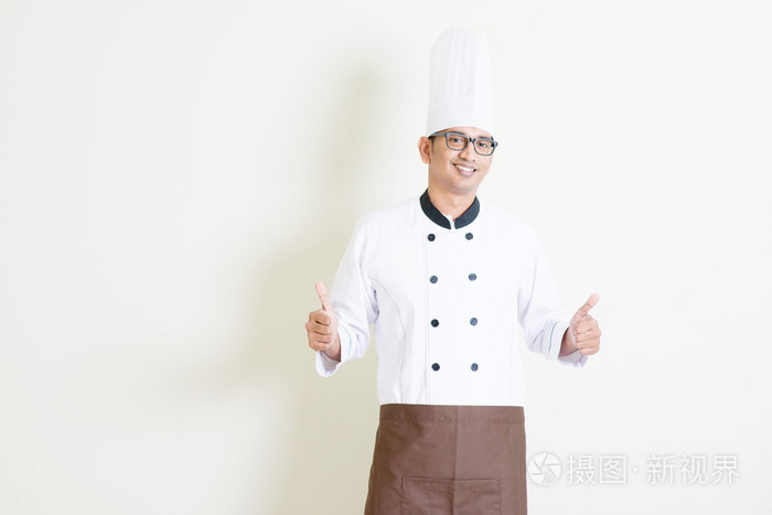 印度男厨师竖起大拇指