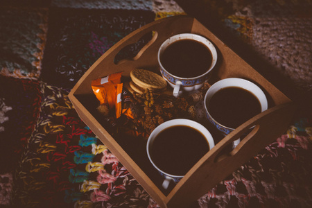 咖啡的杯子，与花在浪漫的气氛