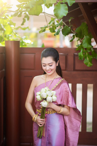 美丽的泰国女孩身着泰国传统服饰