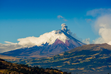南美国家厄瓜多尔科托帕希火山喷发