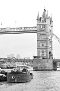 伦敦塔在英格兰老桥和多云的天空