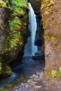 在冰岛 Gljufrafoss 瀑布